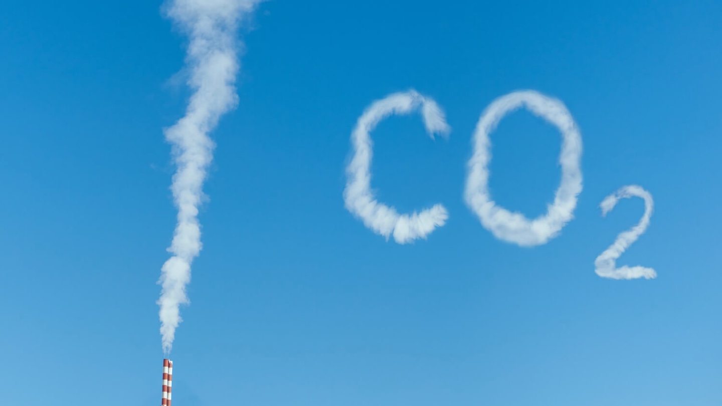 A CO2-kvóta árfolyam euró/tonnában kerül meghatározásra.