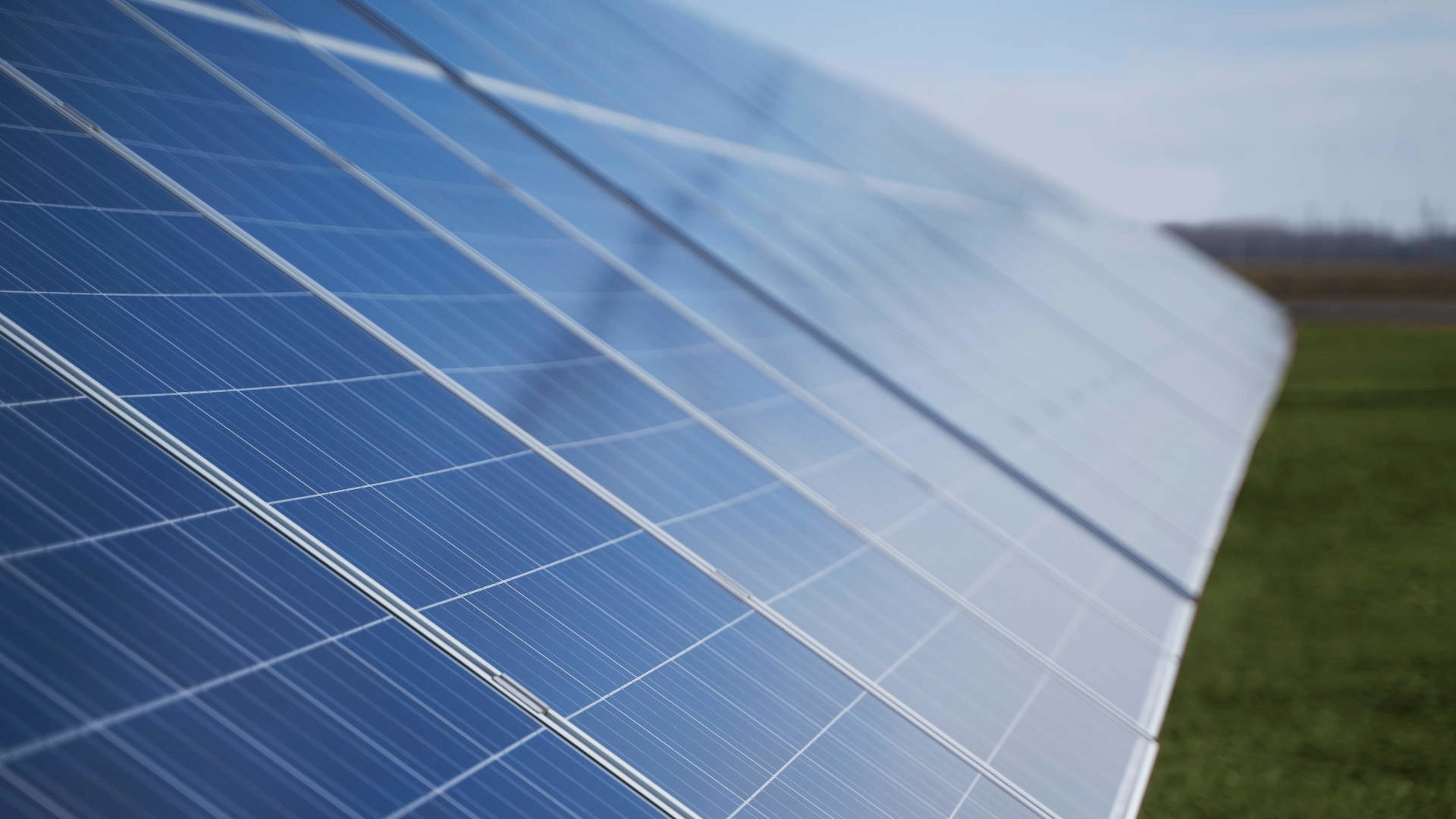 A napelemek működése során egyenáram keletkezik.