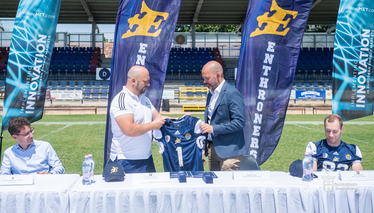 Enthroners Aláírás