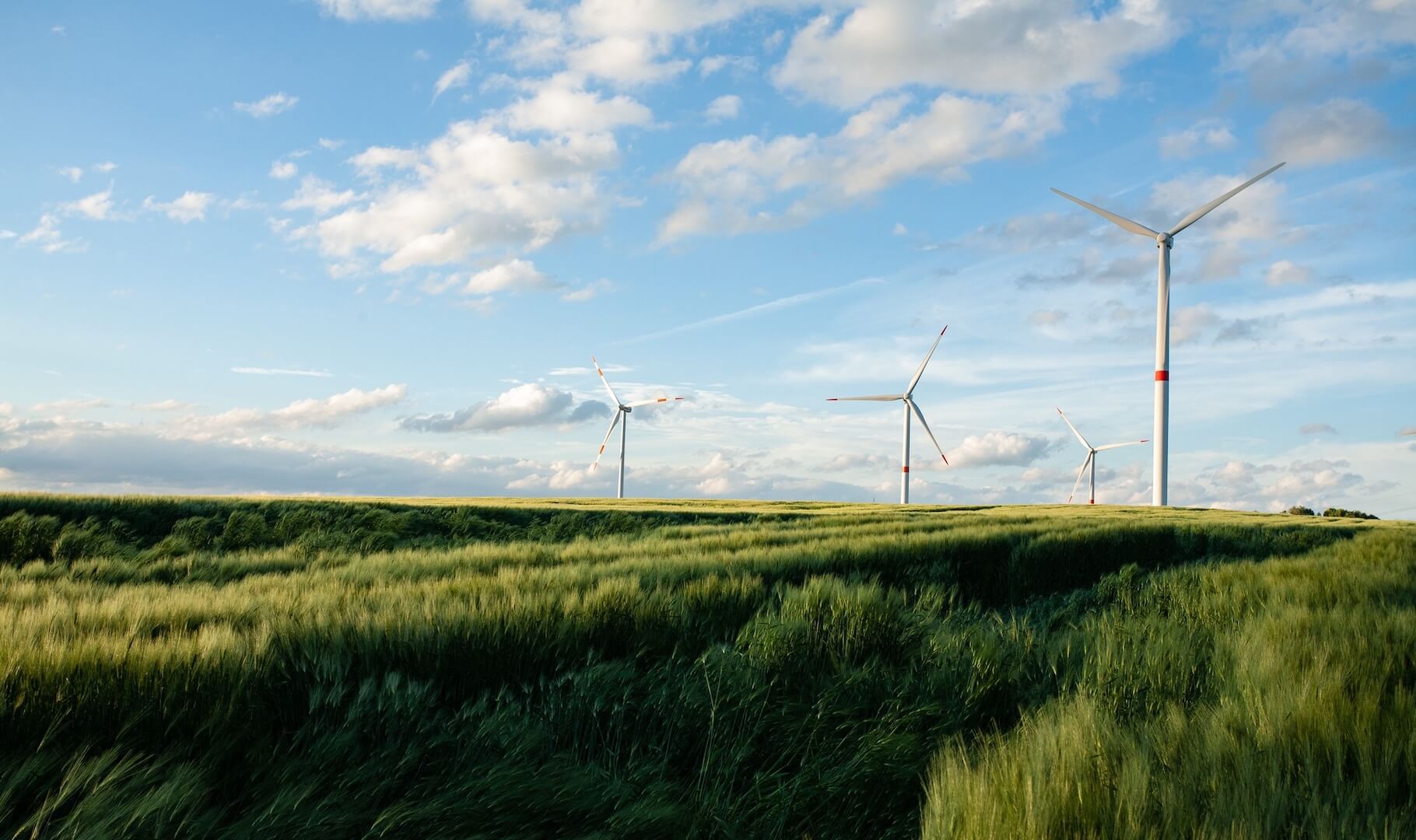 A szélerőművek tiszta, megújuló energiaforrást jelentenek, amelyek hozzájárulnak a fenntarthatóbb jövőhöz.