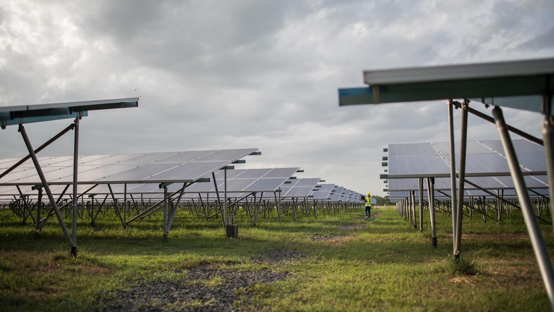 A napelem mérete általában 0,99-1,1 méter * 1,65-1,98 méter közötti.