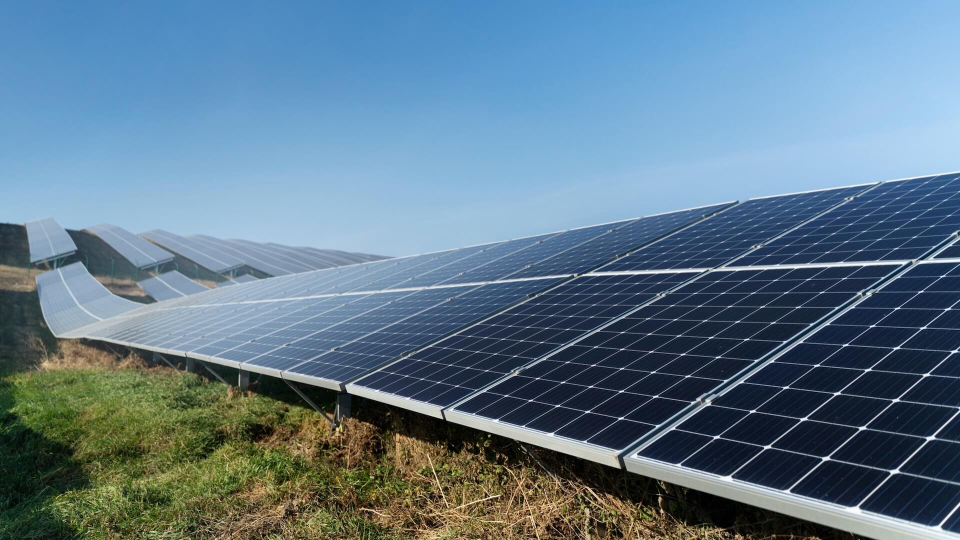 A napelem zöld megoldás az energiaköltségek csökkentésére.